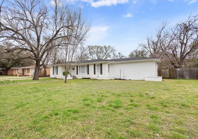 Homes for sale in Waco, TX | 2416 Lake Air Dr, Waco, TX 76710 | MLS# 21199285