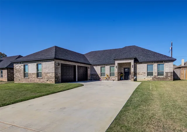 Homes for sale in Bridgeport, TX | 2205 Briarwood Dr, Bridgeport, TX 76426 | MLS# 21195058