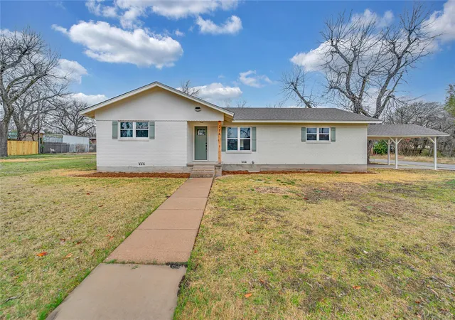 Homes for sale in Clifton, TX | 214 N Avenue P, Clifton, TX 76634 | MLS# 21196782