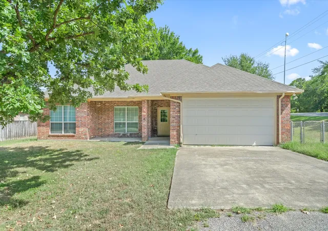 Photo 1 of Single family home for sale at 400 Bent Creek Dr, Grand Saline, TX 75140 | MLS# 21200493 | Listing updated on 2026-08-31