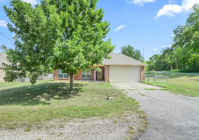 Photo 2 of Single family home for sale at 400 Bent Creek Dr, Grand Saline, TX 75140 | MLS# 21200493 | Listing updated on 2026-08-31