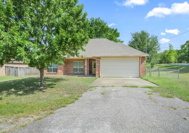 Photo 3 of Single family home for sale at 400 Bent Creek Dr, Grand Saline, TX 75140 | MLS# 21200493 | Listing updated on 2026-08-31