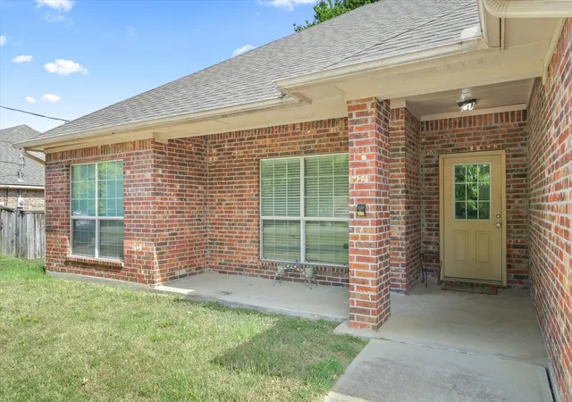 Photo 4 of Single family home for sale at 400 Bent Creek Dr, Grand Saline, TX 75140 | MLS# 21200493 | Listing updated on 2026-08-31