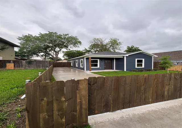 Photo 1 of Single family home for sale at 1005 E Tucker St, Fort Worth, TX 76104 | MLS# 21200805 | Listing updated on 2026-07-25