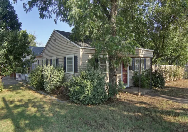 Photo 2 of Sale Pending at 730 Indiana St, Graham, TX 76450 | MLS# 21200906 | Listing updated on 2026-09-27