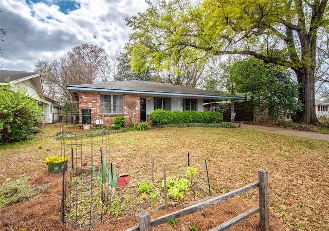 Photo 2 of Single family home for sale at 719 Camilla Dr, Shreveport, LA 71104 | MLS# 21200204 | Listing updated on 2026-08-27