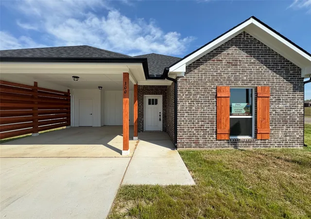 Photo 1 of Single family home for sale at 300 Rike Rd, Mabank, TX 75147 | MLS# 21201120 | Listing updated on 2026-08-31