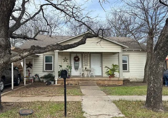 Photo 1 of Multi family home for sale at 111 N Nueces, Coleman, TX | MLS# 21201239 | Listing updated on 2026-09-30
