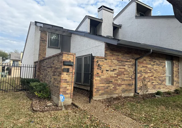 Townhouse for sale at 9822 Amberton Pkwy, Dallas, TX 75243 | MLS# 21199926