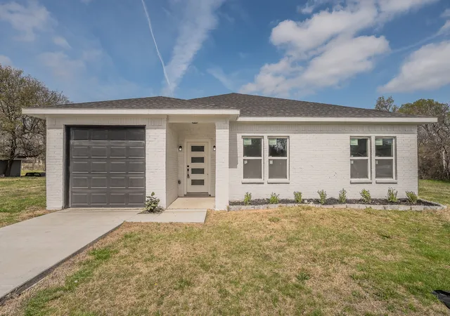 Photo 1 of Single family home for sale at 3934 Lee St, Greenville, TX 75401 | MLS# 21201449 | Listing updated on 2026-07-21