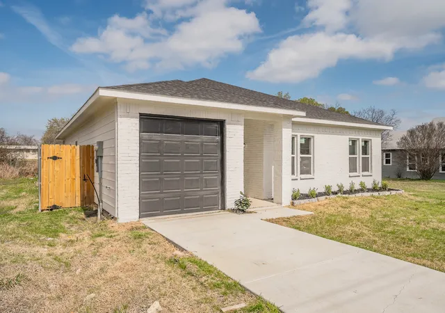 Photo 3 of Single family home for sale at 3934 Lee St, Greenville, TX 75401 | MLS# 21201449 | Listing updated on 2026-07-21