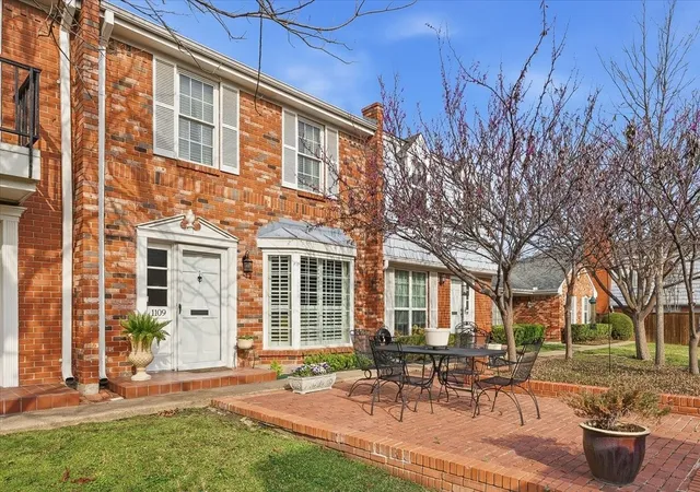 2nd image of 1109 Roaring Springs Rd #1109, Fort Worth, TX 76114 | MLS# 21189265