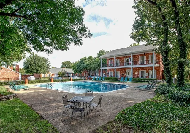 2nd image of 1109 Roaring Springs Rd, Fort Worth, TX 76114