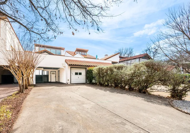 Photo 3 of Townhouse for sale at 3019 Lakeside Dr, Rockwall, TX 75087 | MLS# 21195352 | Listing updated on 2026-08-30