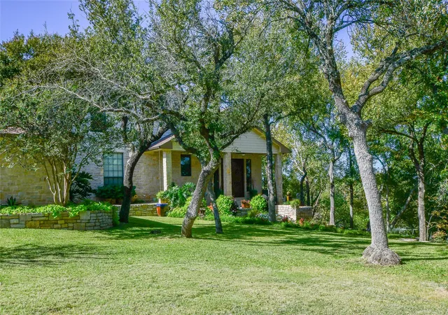 Photo 4 of Single family home for sale at 1501 S Chisholm Trl, Granbury, TX 76048 | MLS# 21147819 | Listing updated on 2026-09-30