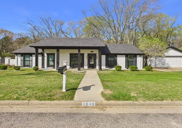Homes for sale in Athens, TX | 1010 Bel Air Dr, Athens, TX 75751 | MLS# 21199934