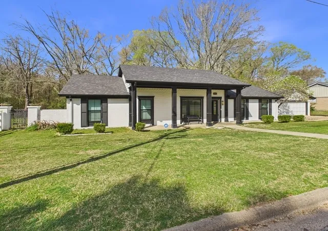 Photo 1 of Single family home for sale at 1010 Bel Air Dr, Athens, TX 75751 | MLS# 21199934 | Listing updated on 2026-09-01