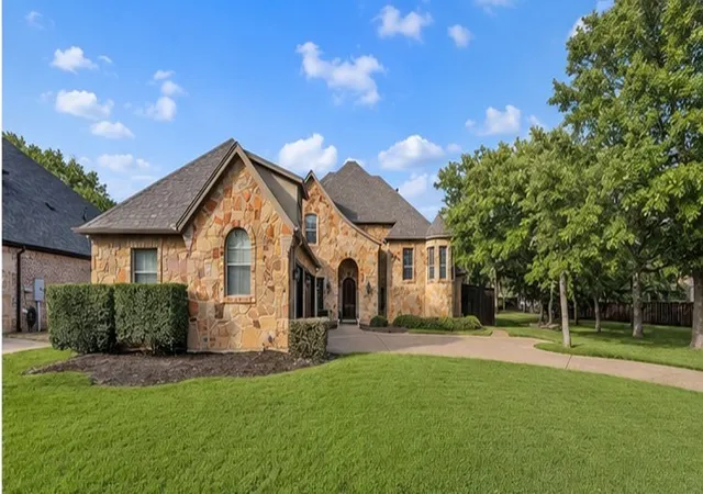 2nd image of 2717 S Shady Ln, Arlington, TX 76001 | MLS# 21199211