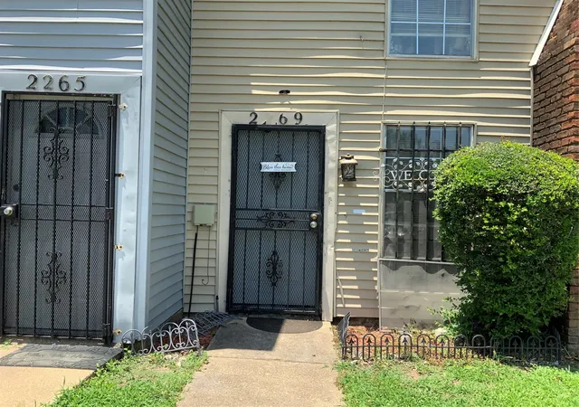 Photo 2 of Townhouse for sale at 2269 Aspen Dr, Dallas, TX 75227 | MLS# 21201798 | Listing updated on 2026-08-31