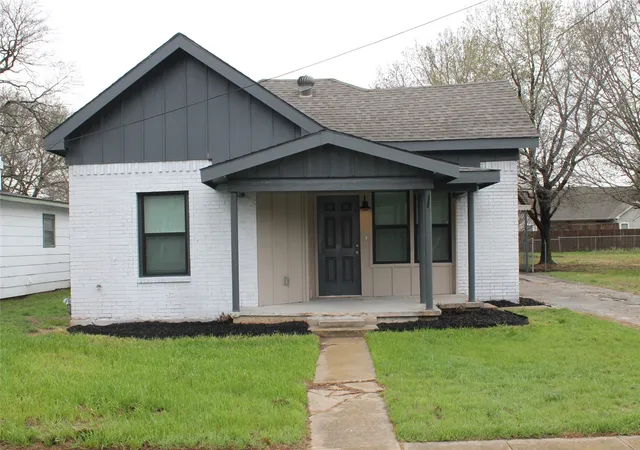 Photo 1 of Single family home for sale at 104 S Hubbard St, Alvord, TX 76225 | MLS# 21201812 | Listing updated on 2026-08-28