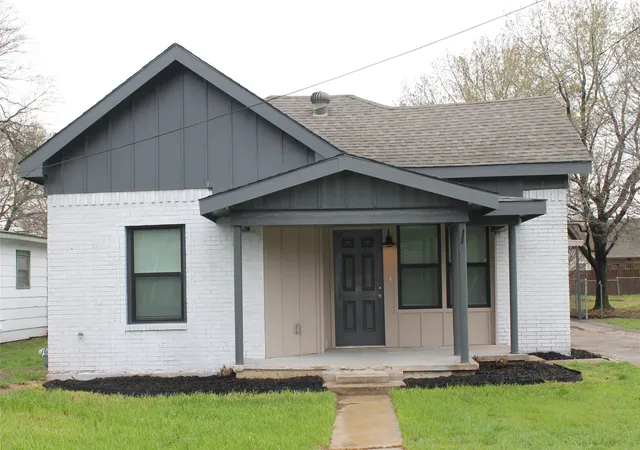 Photo 2 of Single family home for sale at 104 S Hubbard St, Alvord, TX 76225 | MLS# 21201812 | Listing updated on 2026-08-28