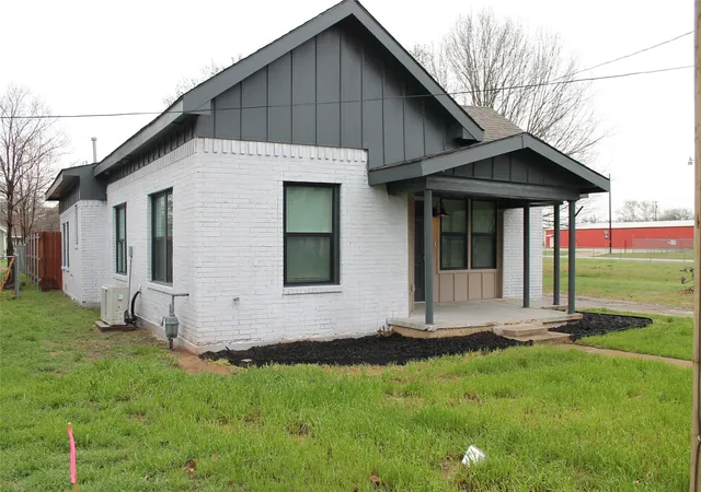 Photo 3 of Single family home for sale at 104 S Hubbard St, Alvord, TX 76225 | MLS# 21201812 | Listing updated on 2026-08-28