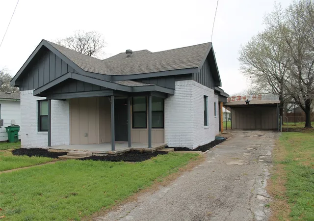 Photo 3 of Single family home for sale at 104 S Hubbard St, Alvord, TX 76225 | MLS# 21201812 | Listing updated on 2026-08-28