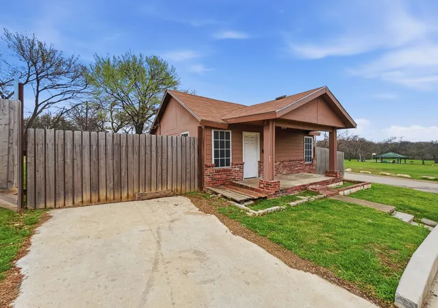 Photo 4 of Single family home for sale at 3000 Avenue M, Fort Worth, TX 76105 | MLS# 21202152 | Listing updated on 2026-08-18