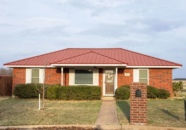 Homes for sale in Henrietta, TX | 112 Tumbleweed Ct, Henrietta, TX 76365 | MLS# 21202312