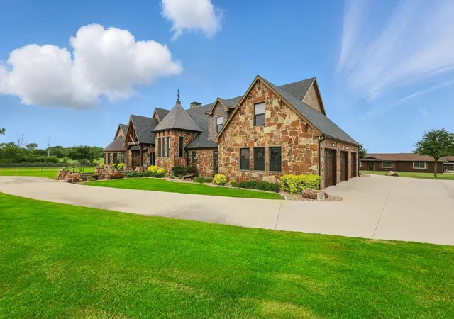 Photo 3 of Single family home for sale at 5900 Florance Rd, Justin, TX 76247 | MLS# 21202424 | Listing updated on 2026-07-22