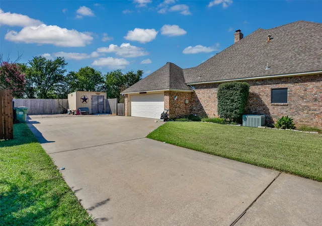 Photo 3 of Single family home for sale at 2424 Jolinda Ln, Whitesboro, TX 76273 | MLS# 21202245 | Listing updated on 2026-08-26