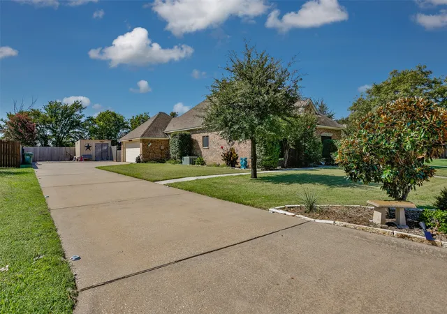 Photo 3 of Single family home for sale at 2424 Jolinda Ln, Whitesboro, TX 76273 | MLS# 21202245 | Listing updated on 2026-08-26