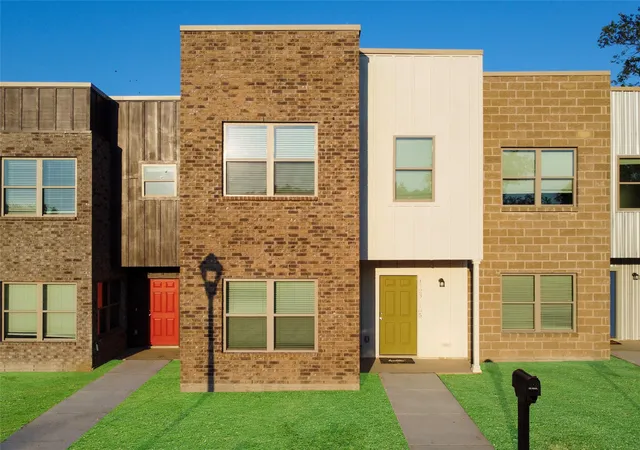 3rd image of 1716 Galveston Ave, Fort Worth, TX 76110 | MLS# 21202586