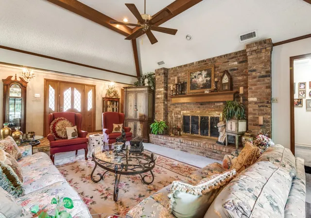 Photo 4 of Sale Pending at 621 San Juan Ct, Irving, TX 75062 | MLS# 21200642 | Listing updated on 2026-07-20