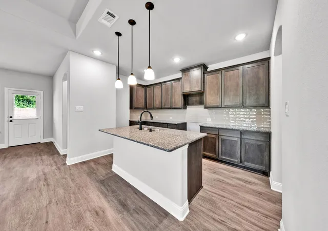 Photo 4 of Single family home for sale at 464 Steppe Pl, Red Oak, TX 75154 | MLS# 21202700 | Listing updated on 2026-09-24