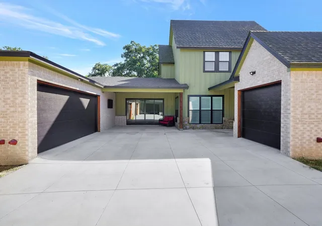 Photo 2 of Single family home for sale at 514 W Spring St, Weatherford, TX 76086 | MLS# 21202771 | Listing updated on 2026-07-20