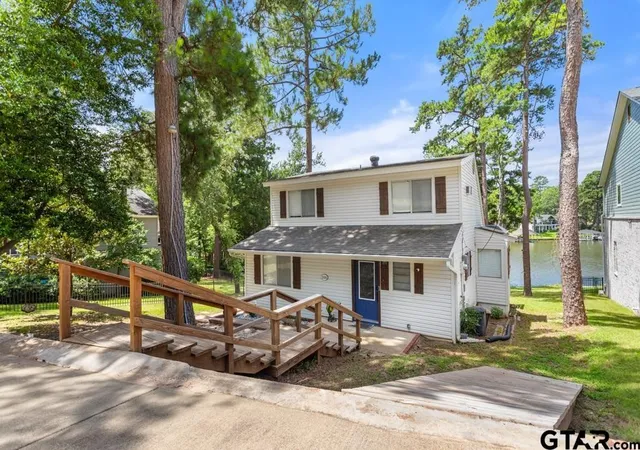 Homes for sale in Hideaway, TX | 516 Hideaway Ln E, Hideaway, TX 75771 | MLS# 21202900