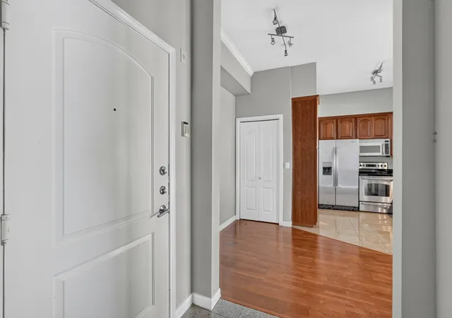 Listing Photo 5 - Condo for sale in building located at 3225 Turtle Creek Blvd, Dallas, TX 75219 - Unit #1528