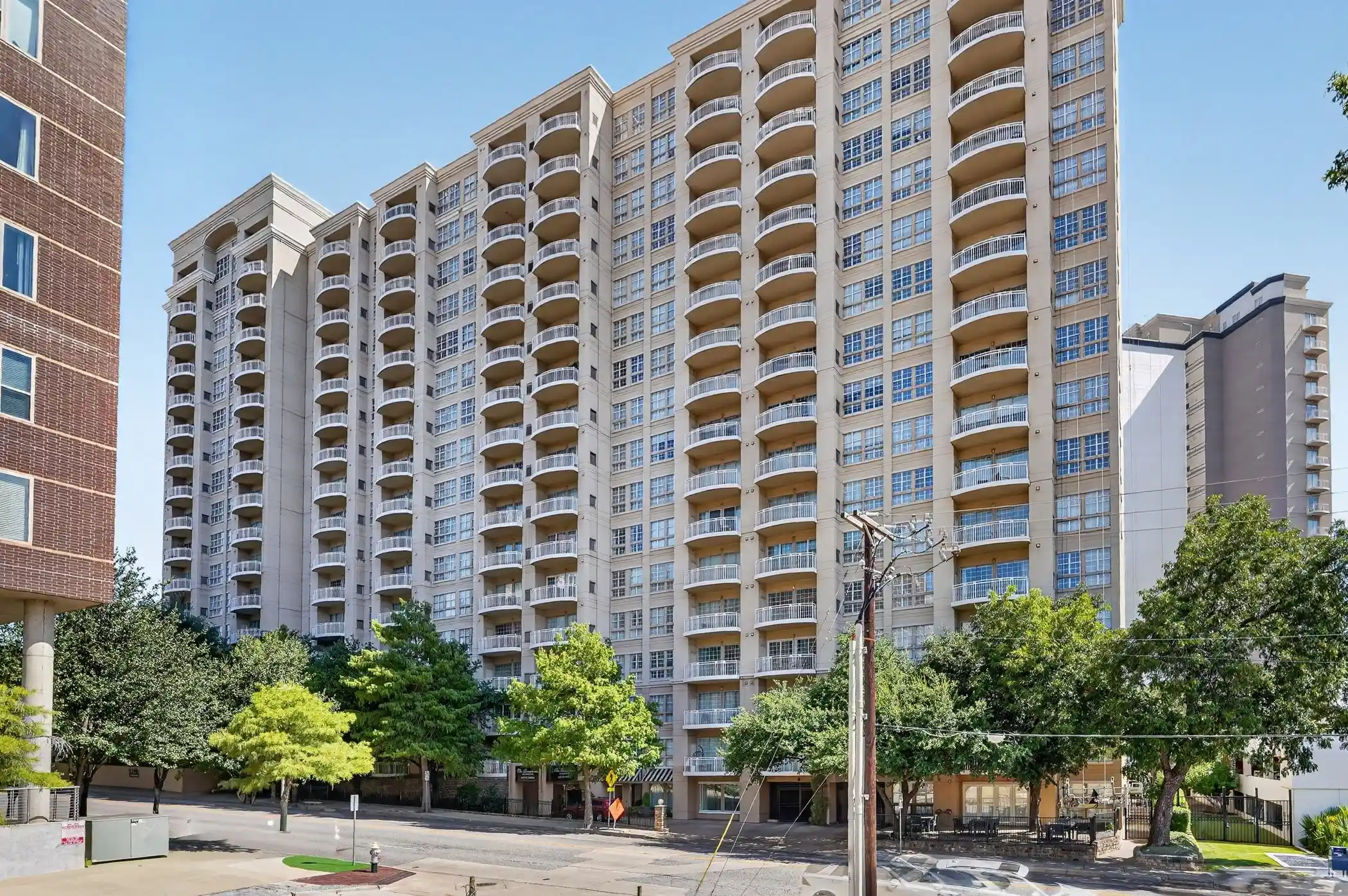 Listing Photo 2 - Condo for sale in 3225 Turtle Creek Blvd located at 3225 Turtle Creek Blvd, Dallas, TX 75219 - Unit #1528