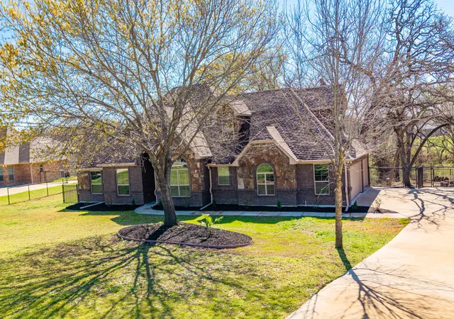 Homes for sale in Azle, TX | 108 Winding Wy, Azle, TX 76020 | MLS# 21202326
