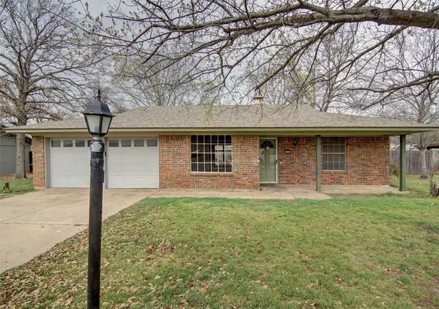 Homes for sale in Mineral Wells, TX | 1703 Lamar St, Mineral Wells, TX 76067 | MLS# 21199466