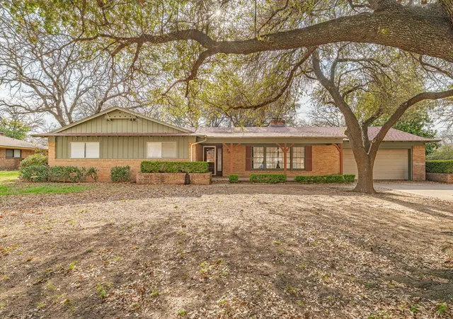 Photo 1 of Sale Pending at 980 N Harbin Dr, Stephenville, TX 76401 | MLS# 21200248 | Listing updated on 2026-08-19