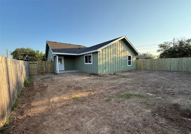 Photo 2 of Single family home for sale at 1710 E Avenue J, Lampasas, TX 76550 | MLS# 21203587 | Listing updated on 2026-07-18