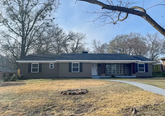 Photo 1 of Sale Pending at 2424 W Houston St, Sherman, TX 75092 | MLS# 21203194 | Listing updated on 2026-07-25