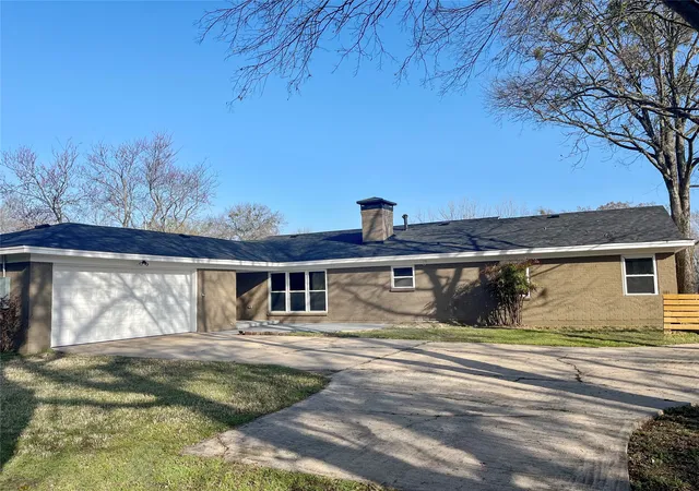 Photo 2 of Sale Pending at 2424 W Houston St, Sherman, TX 75092 | MLS# 21203194 | Listing updated on 2026-07-25