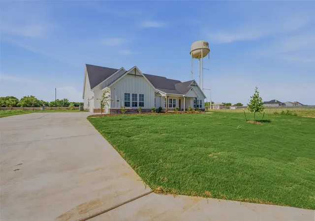 Photo 2 of Sale Pending at 12213 Crystal Dr, Krum, TX 76249 | MLS# 21203741 | Listing updated on 2026-09-16