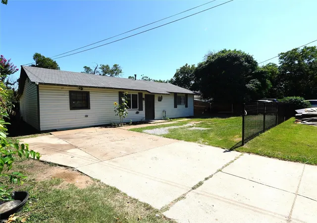 Homes for sale in Fort Worth, TX | 3931 Forbes St, Fort Worth, TX 76105 | MLS# 21204068