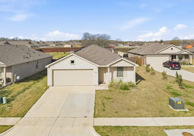 Photo 3 of Single family home for sale at 1393 Beach Dr, Azle, TX 76020 | MLS# 21204578 | Listing updated on 2026-08-31