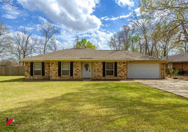Homes for sale in Benton, LA | 113 Park Blvd, Benton, LA 71006 | MLS# 21204611