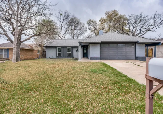 Photo 1 of Single family home for sale at 2006 Elmridge Dr, Arlington, TX 76012 | MLS# 21204861 | Listing updated on 2026-09-17